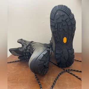 Mountain Hardware hiking boots // BRAND NEW // size 9